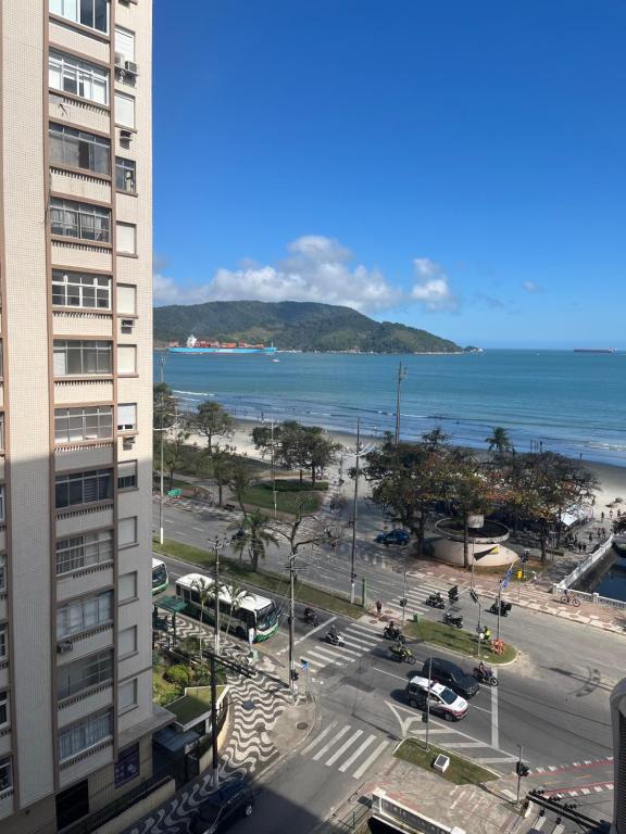 Studio Brisa - Vista Mar Canal 5 - Santos في سانتوس: اطلالة على الشاطئ من مبنى