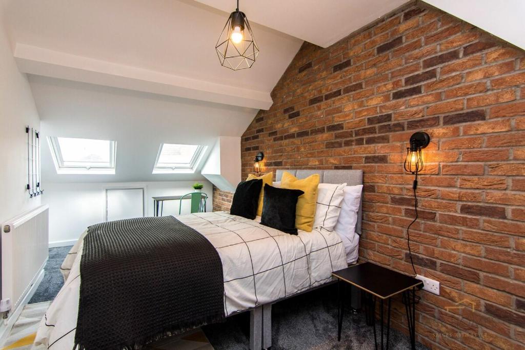 Postel nebo postele na pokoji v ubytování Stylish 5 Bedroom 5 Bathroom House Sleeps 10 with Garden, Smart TV and Free Parking by Yoko Property