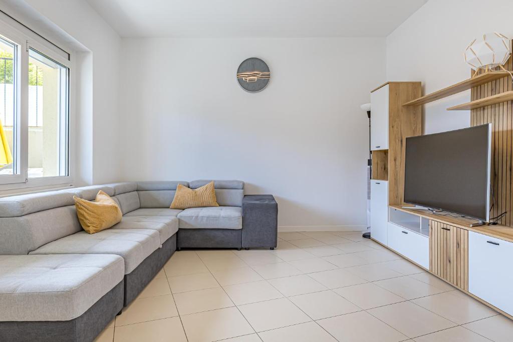 Imperial of Lugano 2 with a lake view and garden behind the station and 10 min from the lake of Lugano - Resim 11