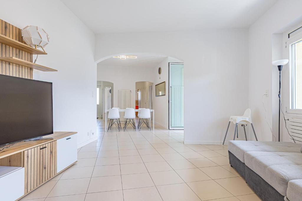 Imperial of Lugano 2 with a lake view and garden behind the station and 10 min from the lake of Lugano - Resim 14