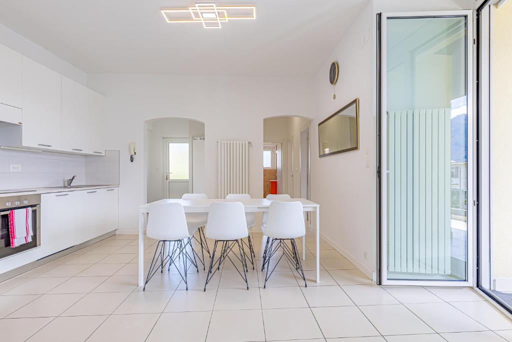 Imperial of Lugano 2 with a lake view and garden behind the station and 10 min from the lake of Lugano - Resim 15