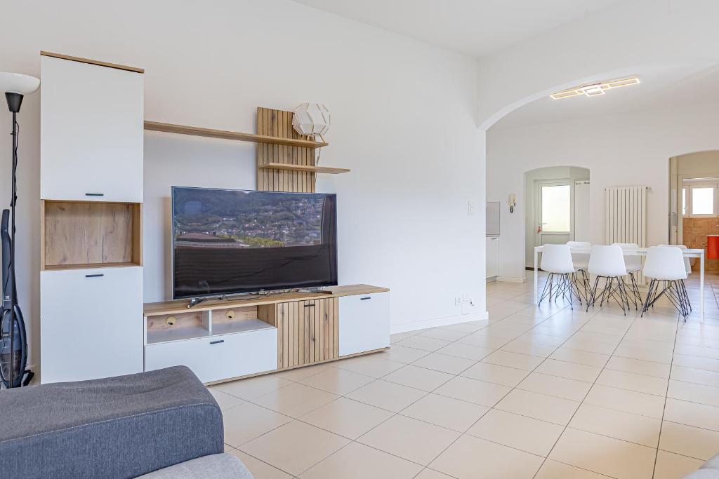 Imperial of Lugano 2 with a lake view and garden behind the station and 10 min from the lake of Lugano - Resim 5