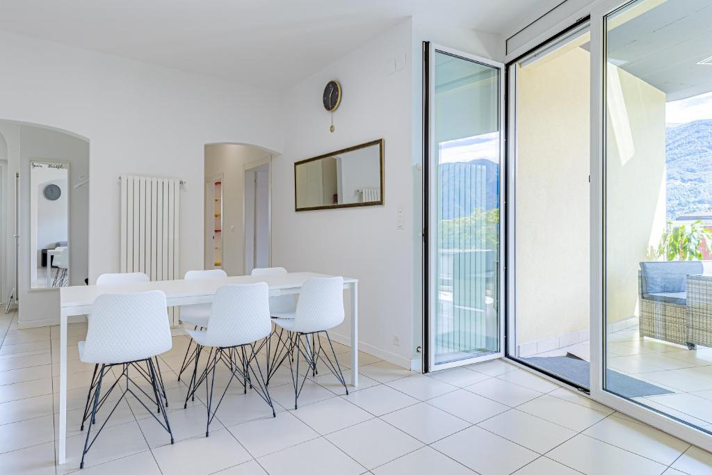 Imperial of Lugano 2 with a lake view and garden behind the station and 10 min from the lake of Lugano - Resim 16