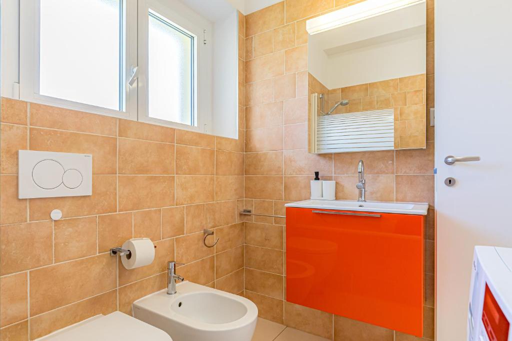 Imperial of Lugano 2 with a lake view and garden behind the station and 10 min from the lake of Lugano - Resim 8