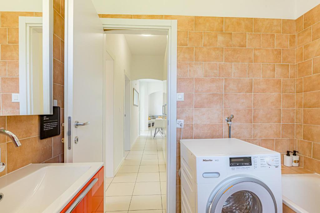 Imperial of Lugano 2 with a lake view and garden behind the station and 10 min from the lake of Lugano - Resim 28