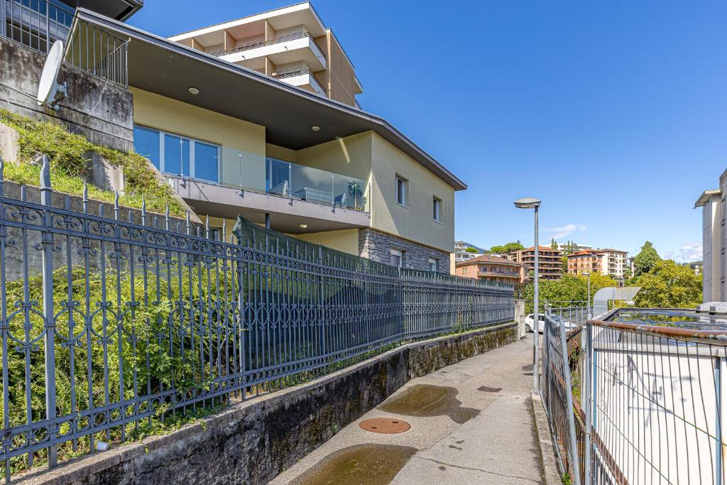 Imperial of Lugano 2 with a lake view and garden behind the station and 10 min from the lake of Lugano - Resim 30