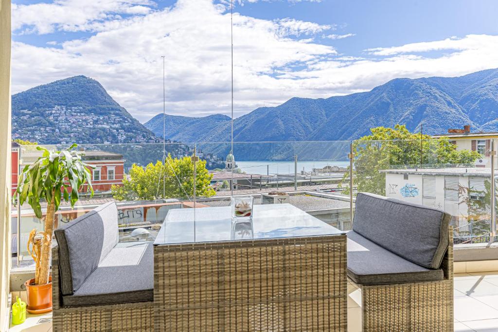 Imperial of Lugano 2 with a lake view and garden behind the station and 10 min from the lake of Lugano - Resim 1