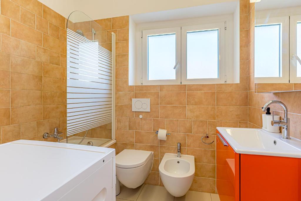 Imperial of Lugano 2 with a lake view and garden behind the station and 10 min from the lake of Lugano - Resim 26