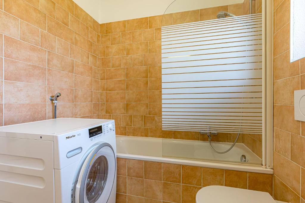 Imperial of Lugano 2 with a lake view and garden behind the station and 10 min from the lake of Lugano - Resim 27