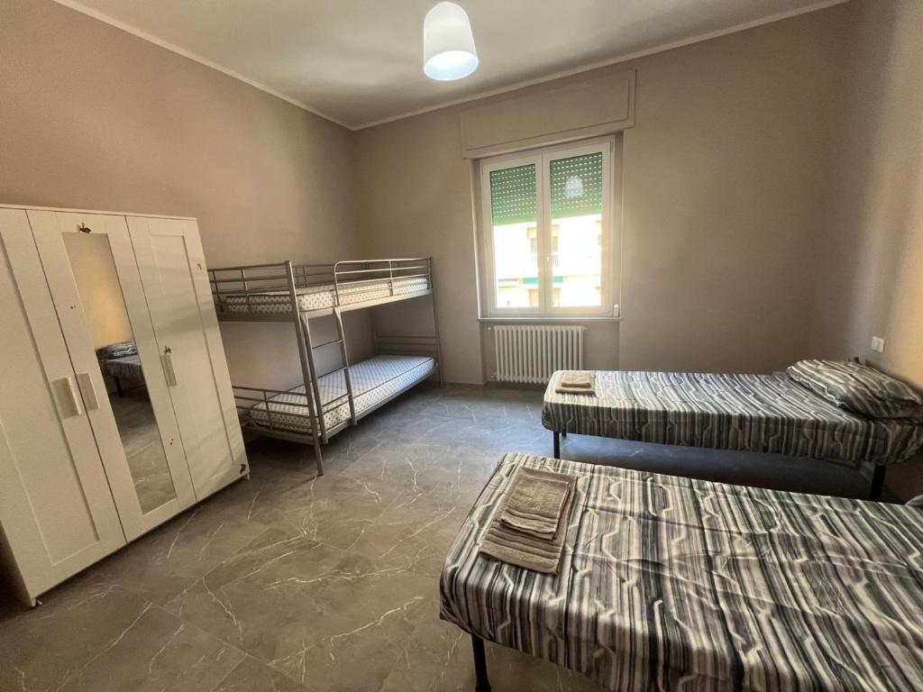 una habitación con dos literas y una ventana en Appartamento Fabbricotti, en Livorno