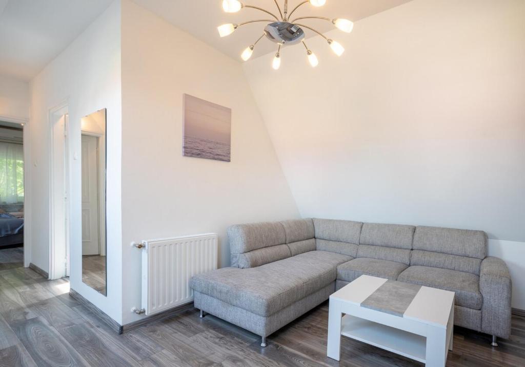 un salon avec un canapé et une table dans l'établissement Avanti Apartman - Avanti Top, à Balatonboglár