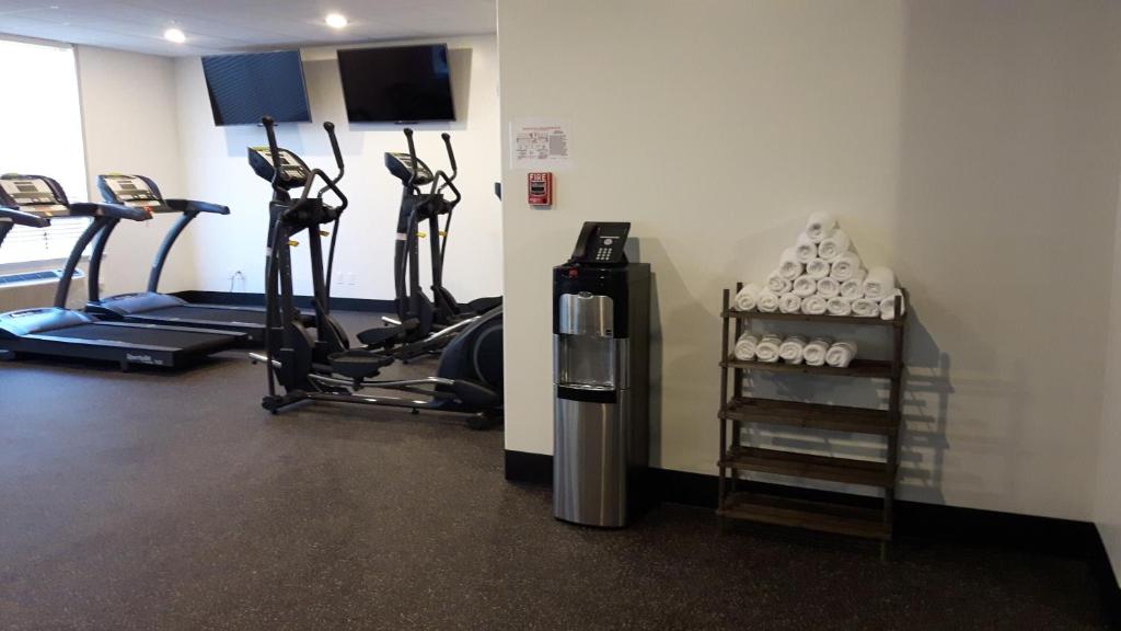 Fitness centrum a/nebo fitness zařízení v ubytování Encore Suites by Service Plus Inns
