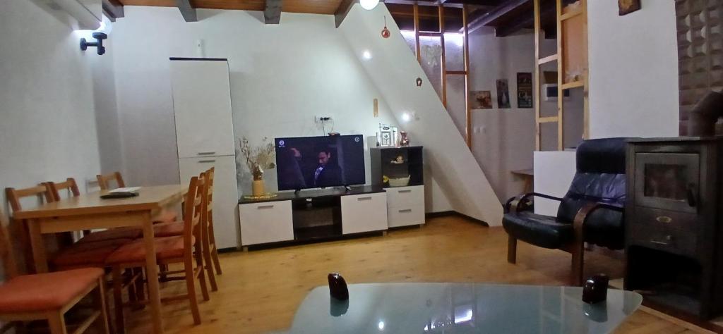 TV a/nebo společenská místnost v ubytování Vikendica Savic TKM