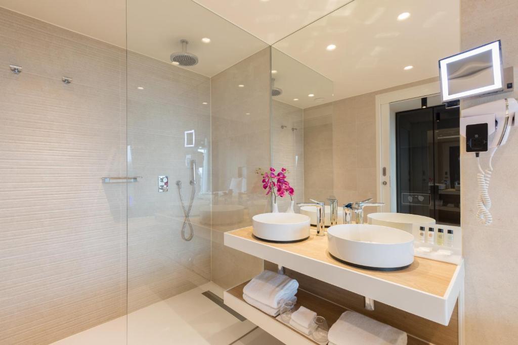 
Corner Suite 1 King Bed
