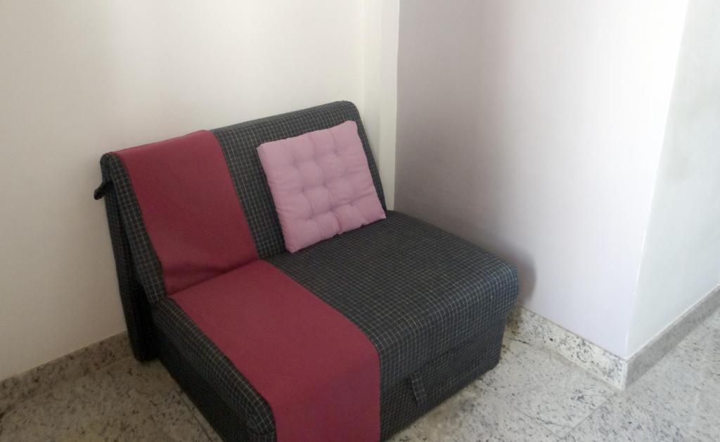 una silla en la esquina de una habitación en Studio 712 Copacabana, en Río de Janeiro