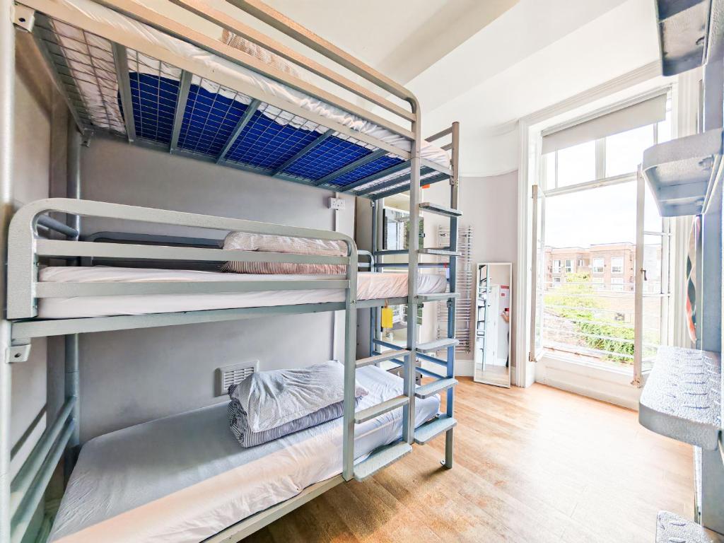 - un ensemble de lits superposés dans une chambre avec fenêtre dans l'établissement Prime Backpackers Angel, à Londres