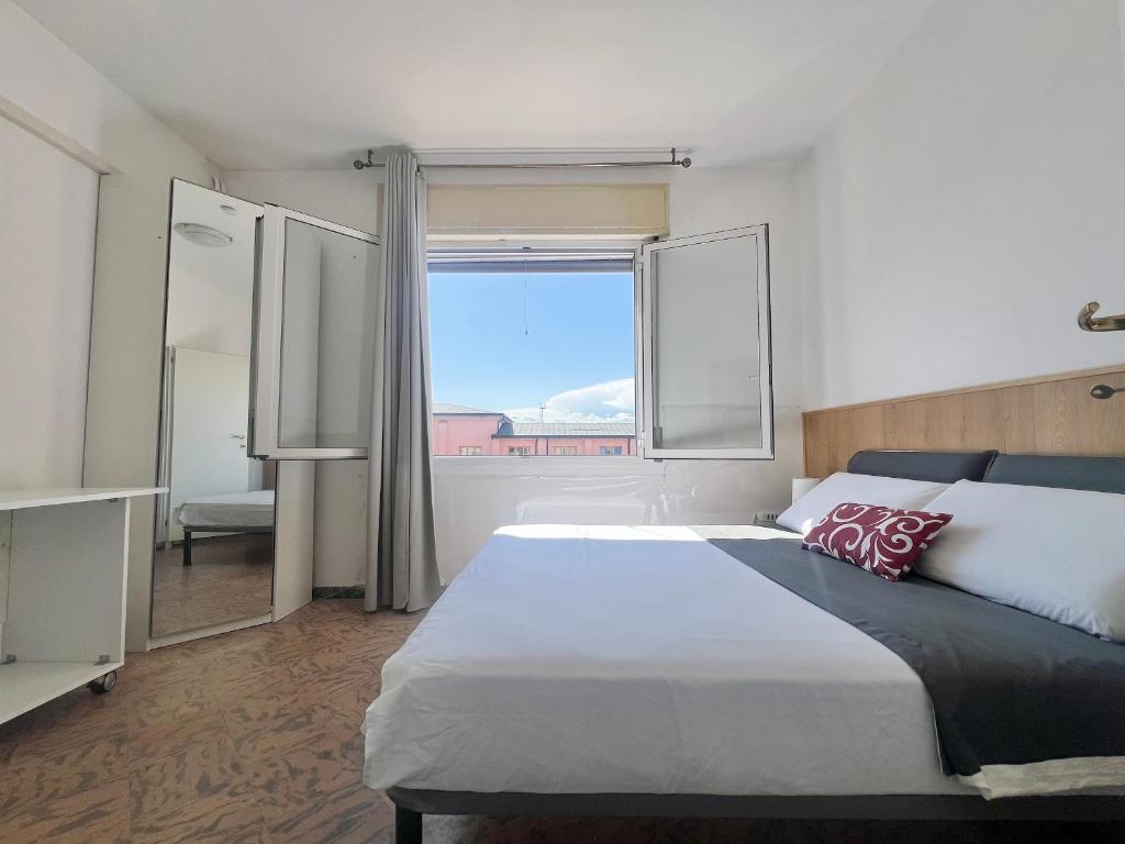 a bedroom with a large bed and a large window at moon 6 in Mestre