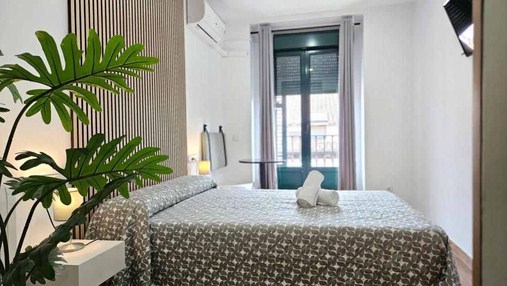 una camera da letto con un letto con un animale di peluche sopra di CH Rayuela a Madrid