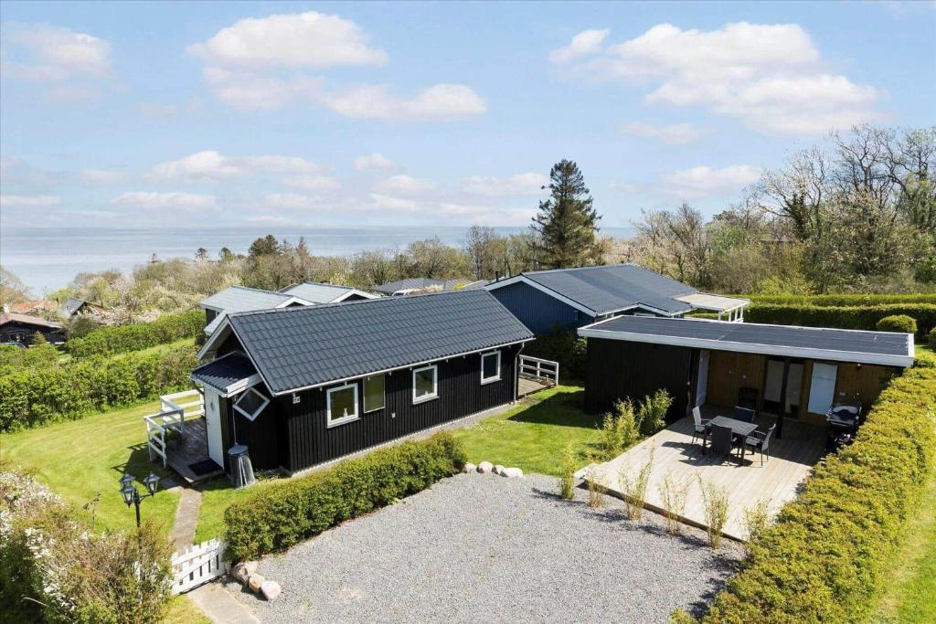 einem Luftblick auf ein schwarzes Haus mit Garten in der Unterkunft 6788 Allinge - Gyvelvej 11 A in Allinge