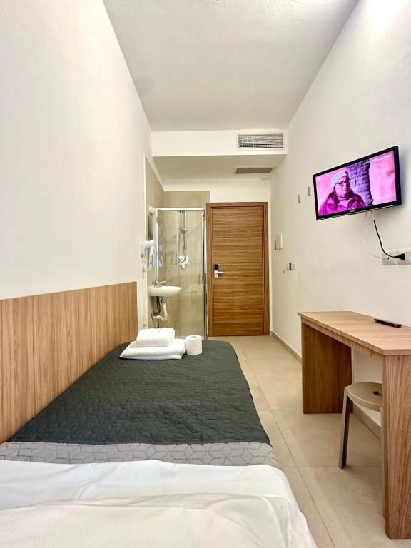 
Single Room with Shared Bathroom
