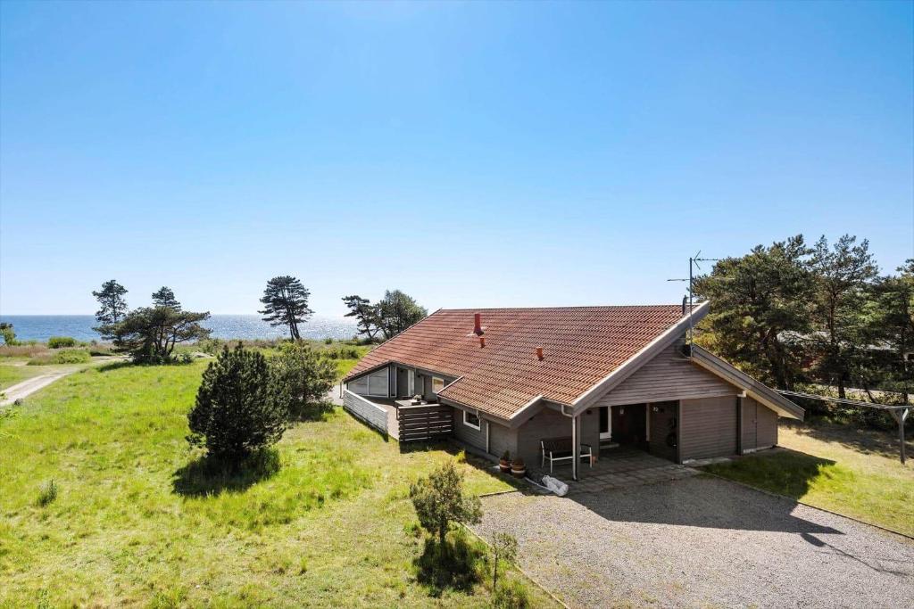 Vester Sømarkenにある1405-Aakirkeby-Holsteroddevej-22の屋根付きの家屋の上面