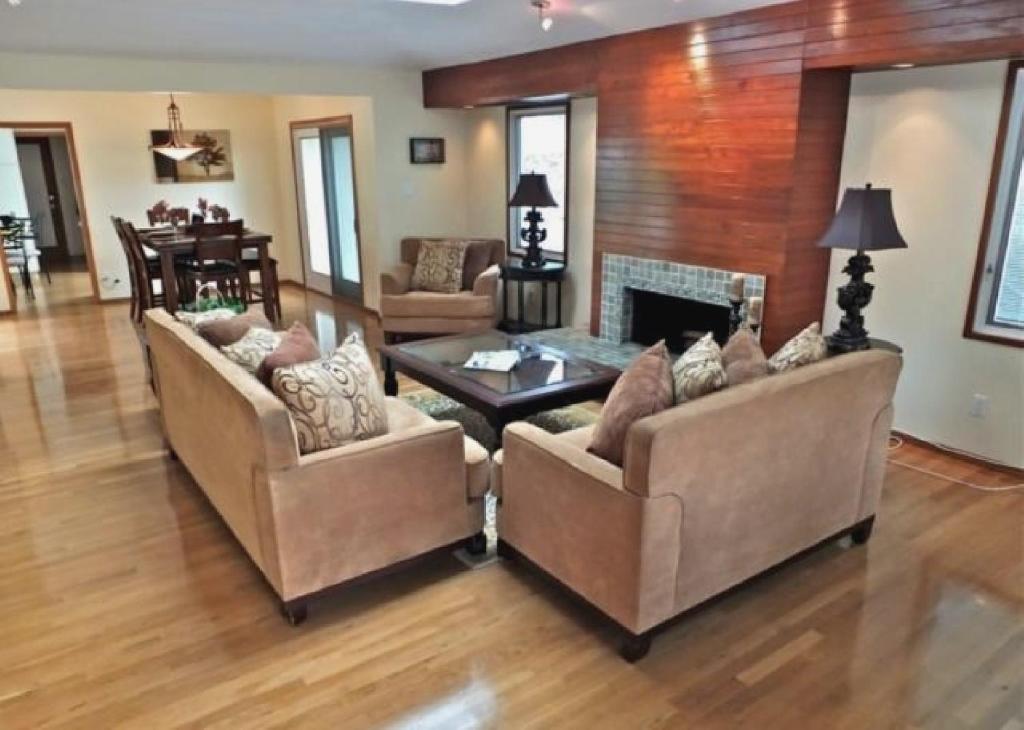 Imagen de la galería de Spacious Five-Bedroom Coastal Estate with Private Outdoor Retreats, en Long Beach