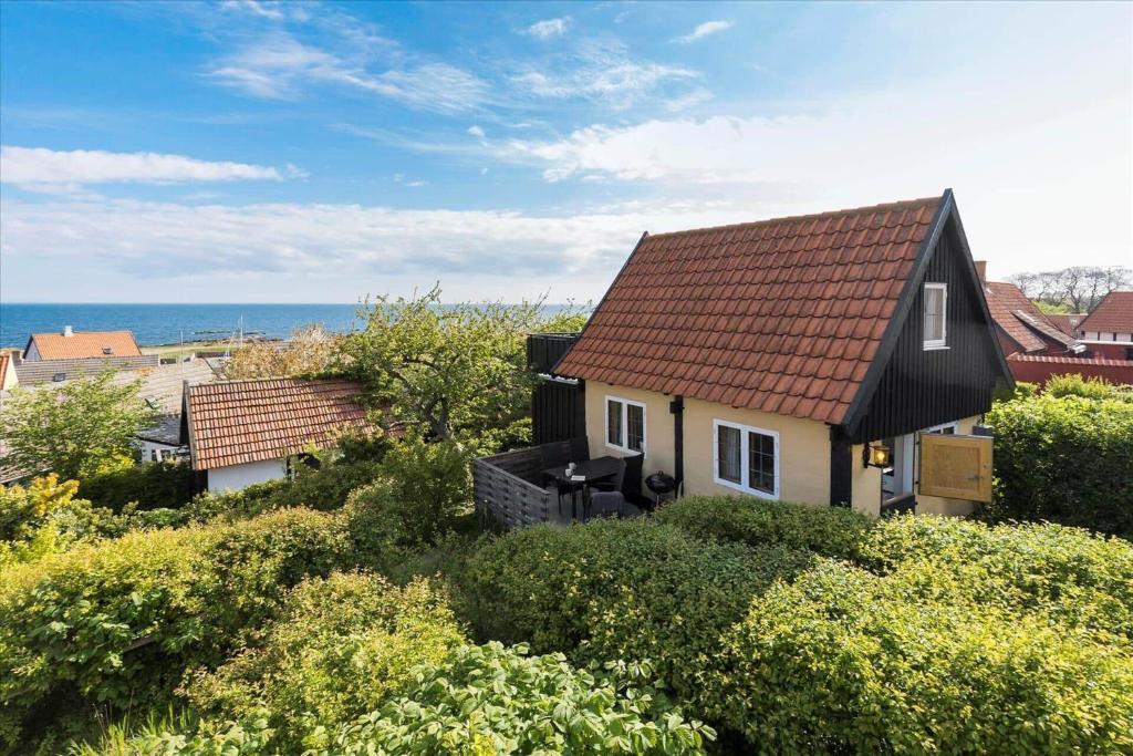 una piccola casa con il tetto rosso di 5554-Svaneke-Bakken-1 a Svaneke