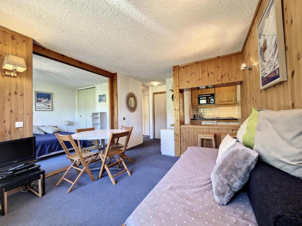 un salon avec un canapé et une table avec des chaises dans l'établissement Résidence Le Santel - 2 pièces · La Daille · Ski aux pieds MAE-1893, à Le Crêt