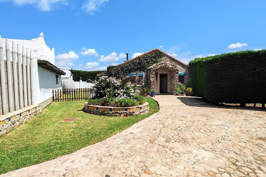 a house with a fence and a driveway at Alojamiento Turístico Nacarum in El Palmar