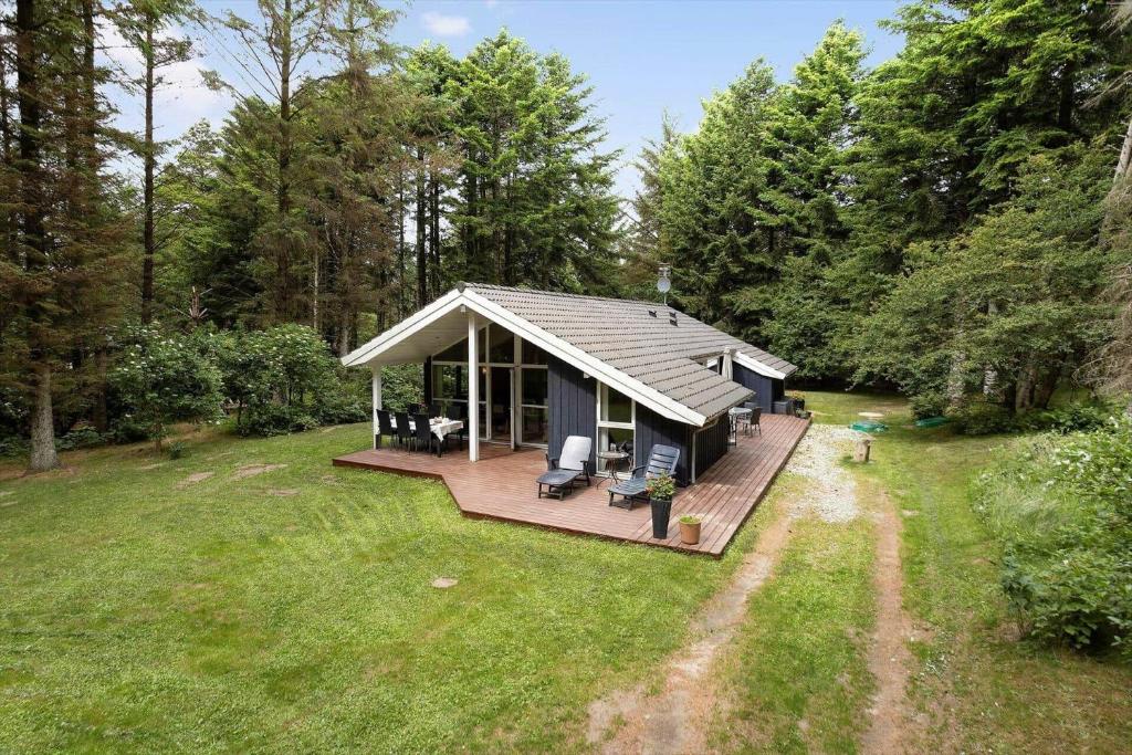 una vista in alto di una piccola casa nel bosco di LK2166-Lokken-Raevevej-24 a Løkken