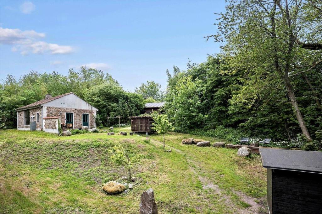 una casa vieja en una colina con un patio en 5555-Svaneke-Askelundsvej-12, en Svaneke