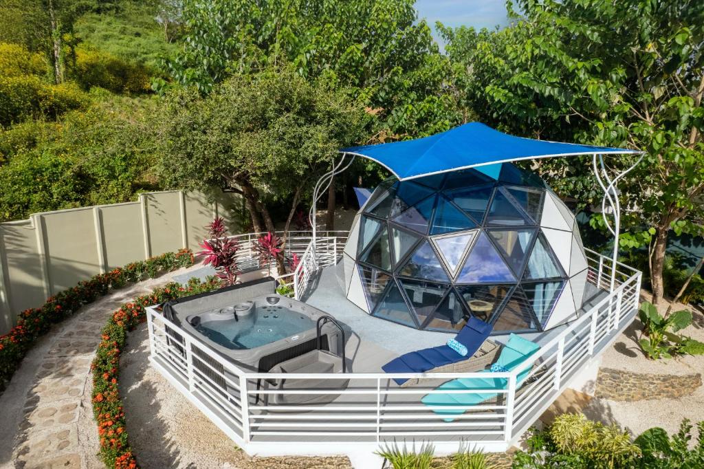 ein Außenpool mit Zelt und Whirlpool in der Unterkunft Blue Ridge Retreat in Potrero