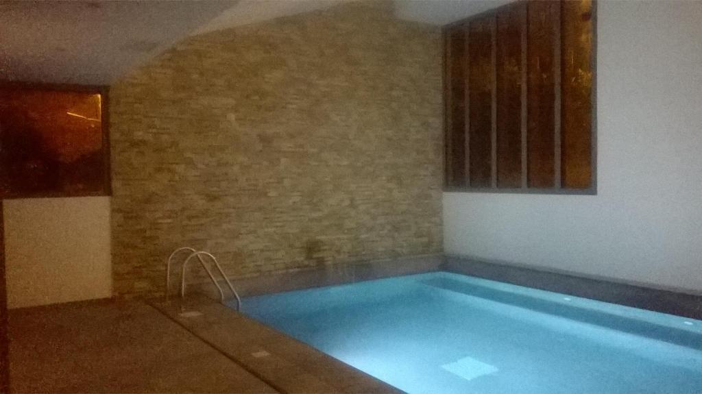 a large swimming pool in a room with at Hôtel Résidence Bergara in Souraïde