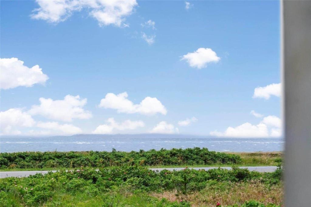 una vista dell'oceano da una finestra di LF16234-Logstor-Gerdasvej-6 a Løgsted