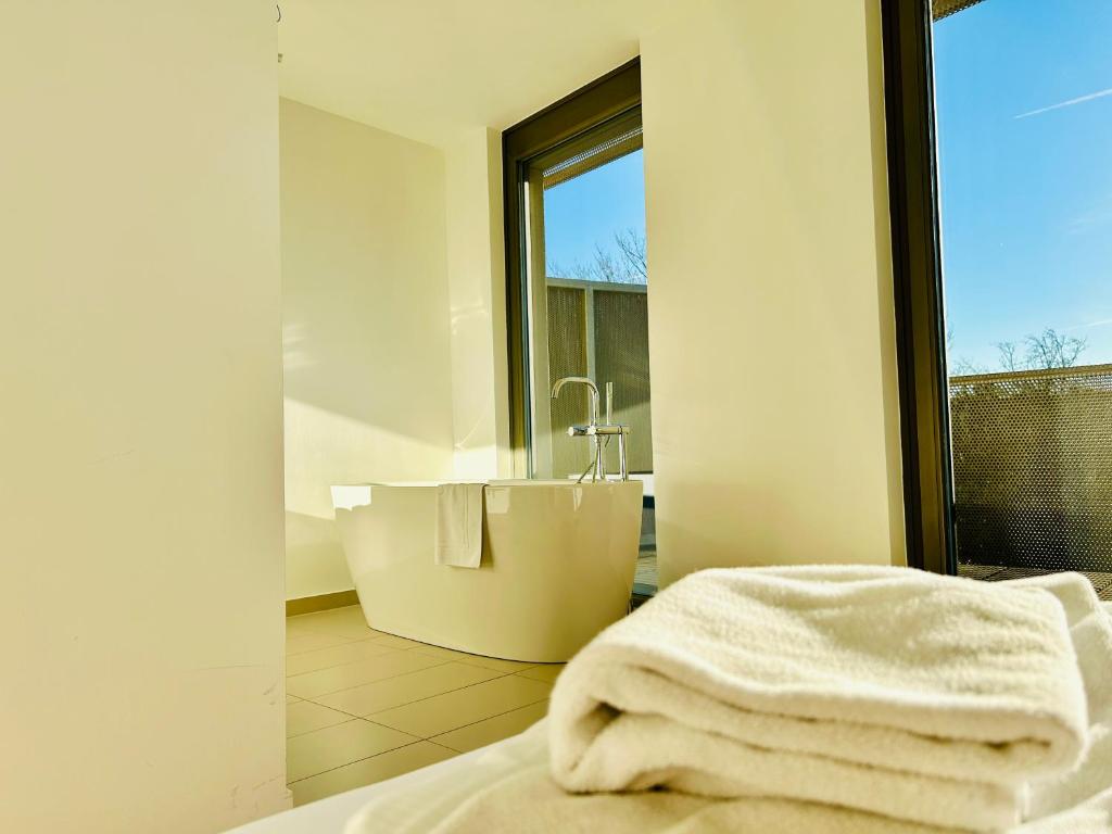 Muscat Grand Mall, Al Khuwayr South, Muscat, Oman Vacation ... - Airbnb - Cozy Modern Penthouse Apartment With Modern Features