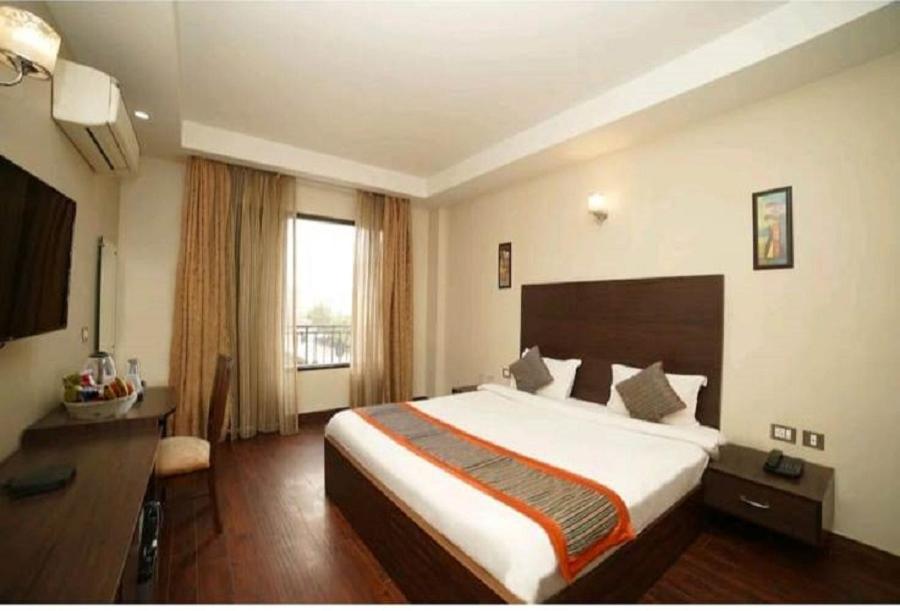 Postel nebo postele na pokoji v ubytování Radhey Rani homestay vindravan