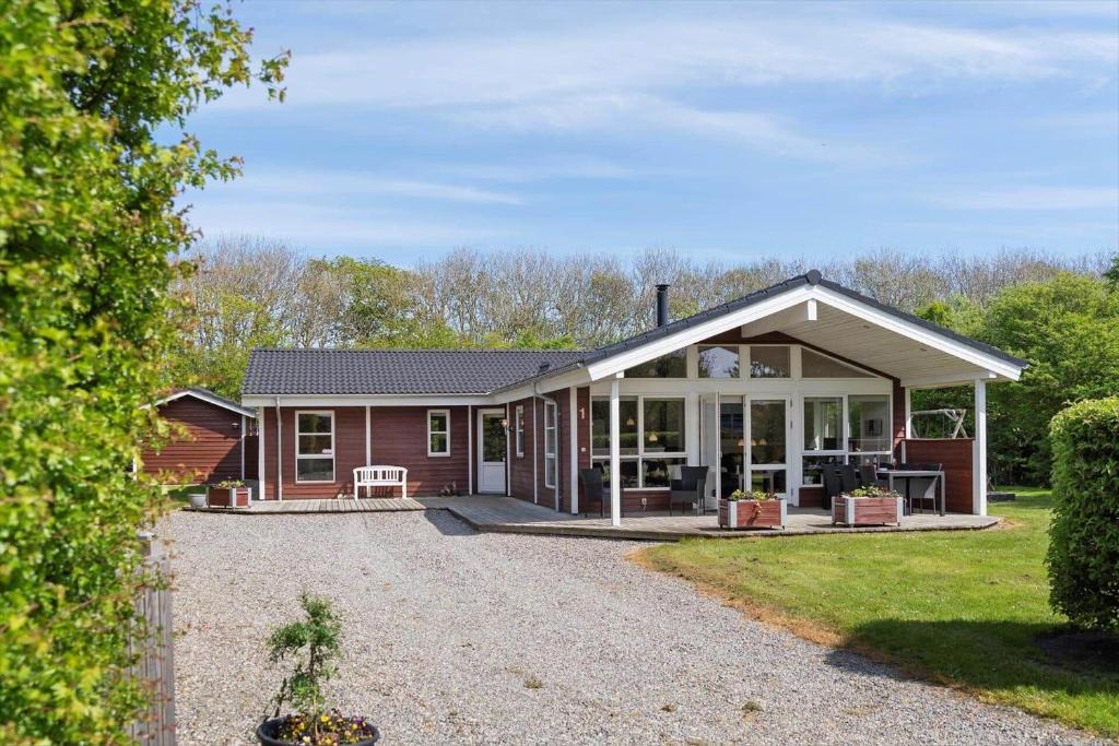 una casa con un ampio portico e una casa di LF509-Vestervig-Ingeborgs-Alle-1 a Vestervig