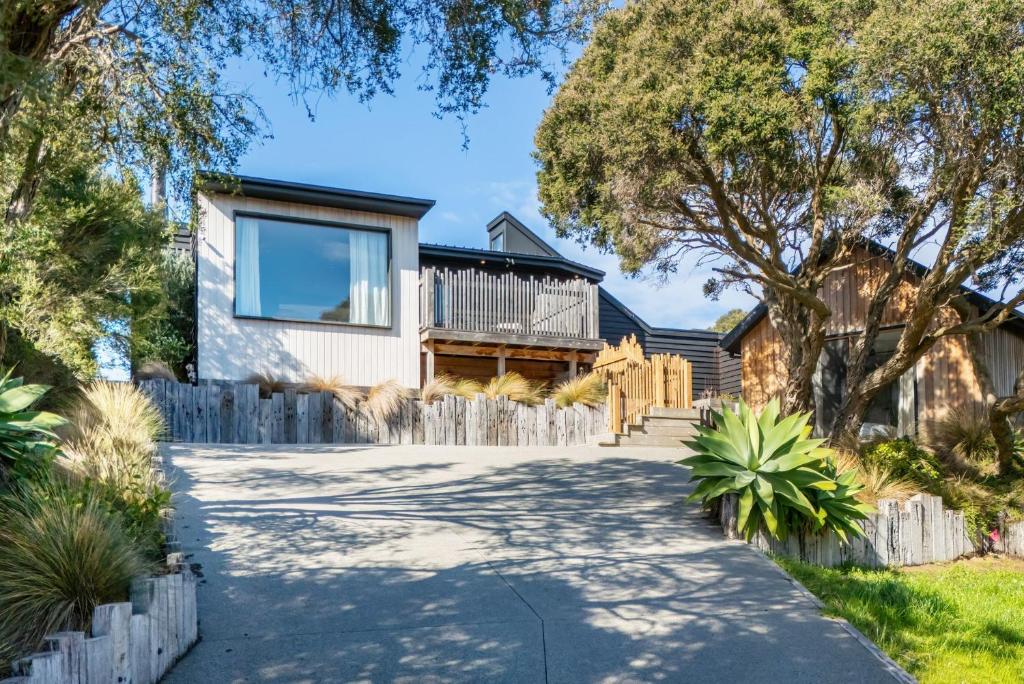 een huis in de buitenwijken van Sydney met een oprit bij Capeviews on Higgins with separate Studio in Rye