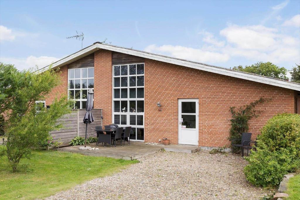 a brick building with a grill in front of it at LF14211-Roslev-Vile-Vestergardvej-34-Lejl-A-tv in Roslev