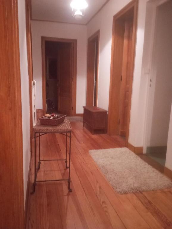 Sainte-BazeilleにあるVilla Marie-Christineのテーブルが備わるウッドフロアの空き部屋