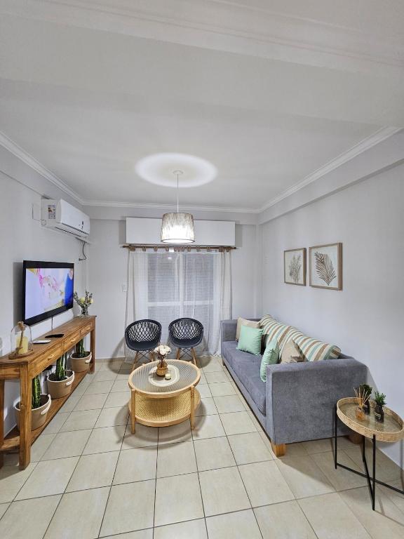 a living room with a couch and a tv at Hermoso Departamento Centrico in Corrientes