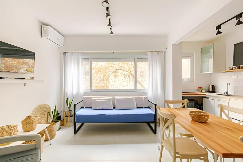 a living room with a bed and a dining room at Escapada ideal a Mar del Plata luz, diseño y ubicación perfecta in Mar del Plata