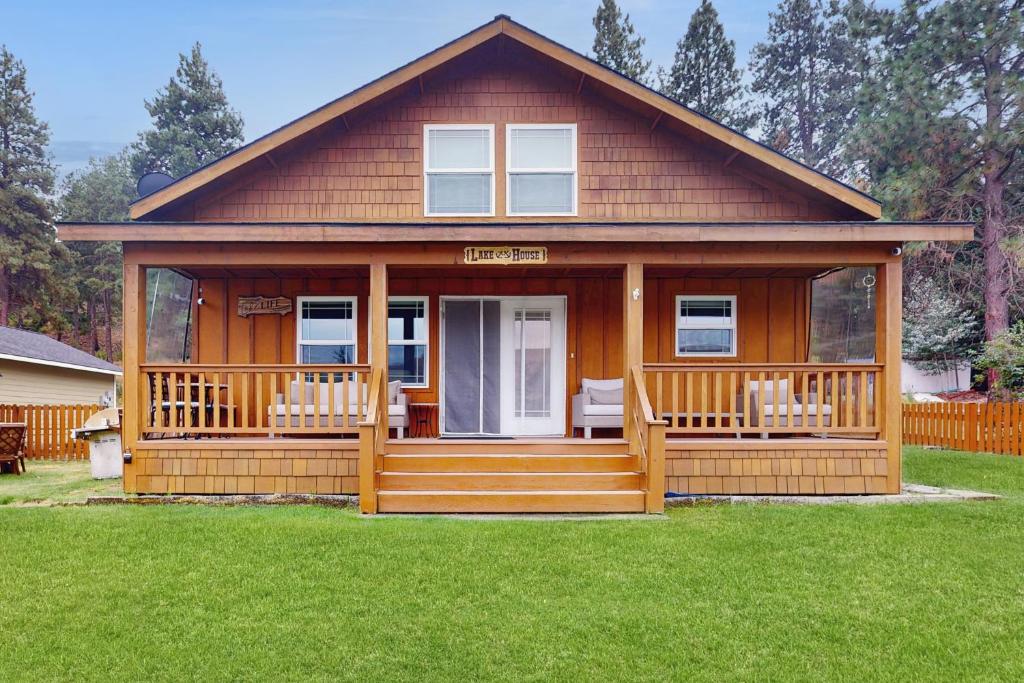 a large wooden house with a large porch at Tranquil Shores Hideaway in Cle Elum
