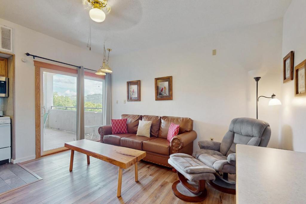 una sala de estar con un sofá y una mesa en Laurel Inn Condominiums - Black Bear Boogie, en Gatlinburg