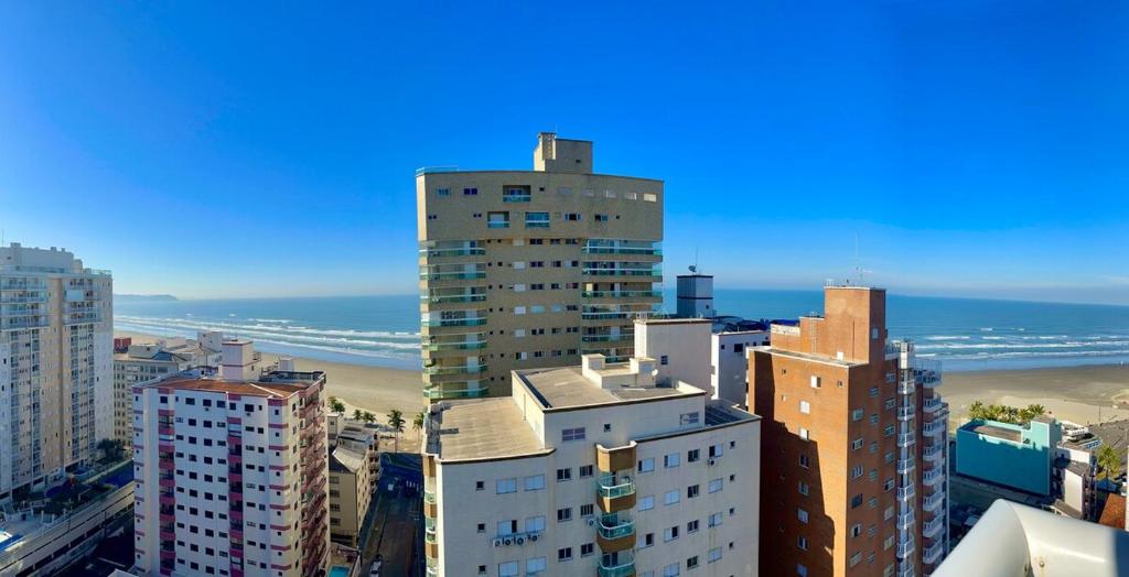 a view of a city with a beach and buildings at Cobertura Vista Mar com Piscina Privativa - PG in Praia Grande