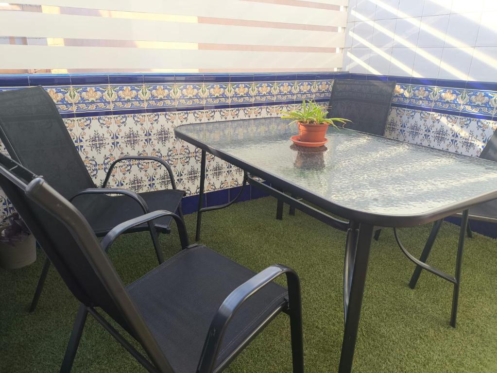 stół i krzesła z doniczką w obiekcie Fantastico Apartamento con solárium w mieście Los Alcázares