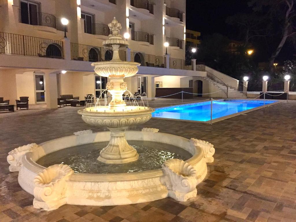 Bazén v ubytování Hotel Riviera Palace nebo v jeho okolí