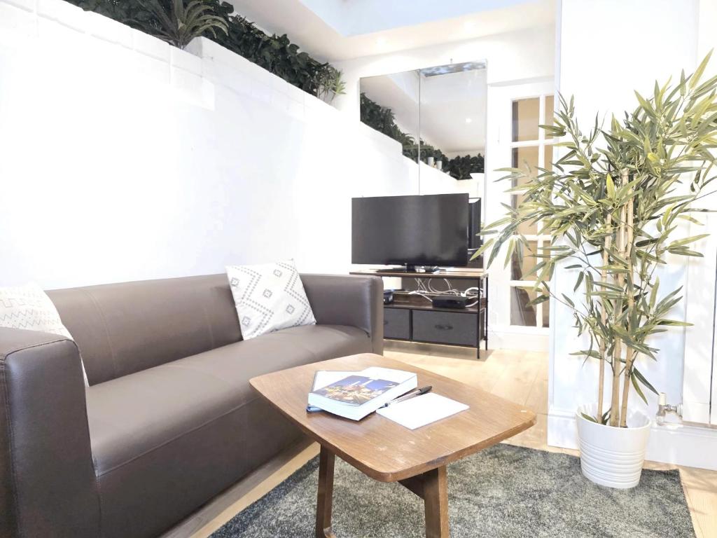 a living room with a couch and a coffee table at Charming 2 bedrooms flat for 6 in King's Cross in London