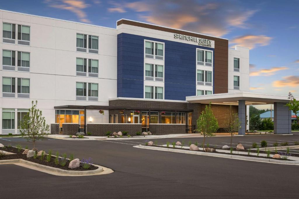 una representación del frente de un hotel en SpringHill Suites by Marriott Eau Claire, en Eau Claire