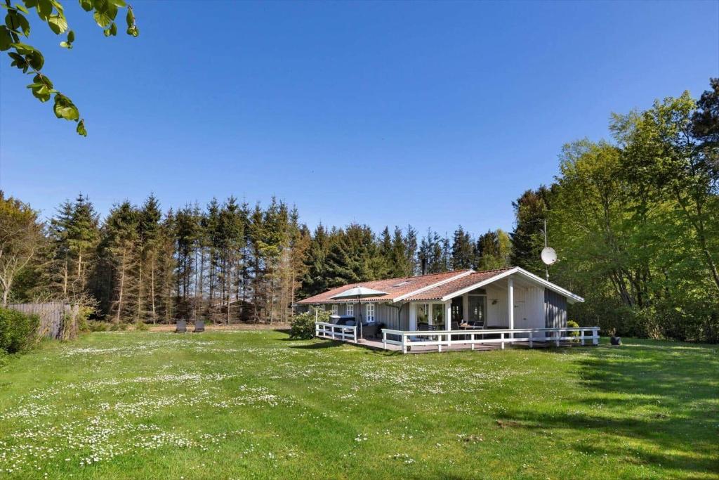 Neksøにある2516-Nexo-Margrethevej-7の草原の小屋